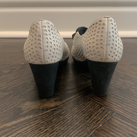 Size 7.5 Joy Chen low heels - Picture 3 of 6